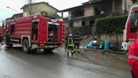 Vernio, fiamme nella casa dove è stata trovata morta una 60enne, le operazioni dei Vigili del Fuoco