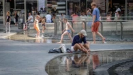 La morsa del caldo, oggi bollino giallo in 10 città. Rischio temporali al Nord
