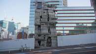 Una strana torre è spuntata tra i grattacieli di Tokyo e sembra uscita da un cartone animato