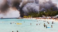 Santo Domingo, le urla dei turisti che in acqua vedono le fiamme che stanno divorando il resort
