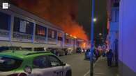 Milano, le fiamme altissime escono dal magazzino abbandonato