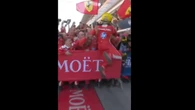 La corsa e il salto tra le braccia dei meccanici: la gioia di Lewis Hamilton ha colori della Ferrari