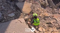 Libano, soccorritori tra le macerie degli edifici distrutti a Zrariyeh