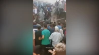 Gaza, balcone crolla sotto le persone che cercano di raccogliere gli aiuti dal cielo