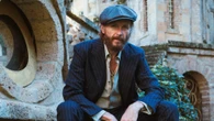 Tuttifrutti. Jovanotti, il tour in bicicletta e la raccolta di poesie. Audrey Hepburn inedita