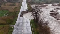 Fondovalle Treste inghiottito dal fiume in piena. Acqua e fango risucchiano la carreggiata
