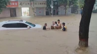 Un fiume d'acqua travolge le auto parcheggiate: drammatico il bilancio delle inondazioni in Cina