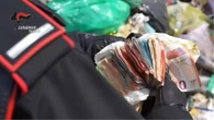 Carabinieri recuperano 7mila euro gettati per sbaglio tra i rifiuti