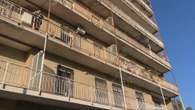 Donna si lancia dal balcone con i tre figli: due muoiono con lei, l'altra è grave. Domani i funerali