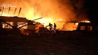 Vigili del fuoco a lavoro a Sumy, dopo l'attacco dei droni russi