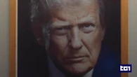Trump, il ritratto ufficiale e la nuova strategia sui dazi ancor più dura. Economia mondiale frena