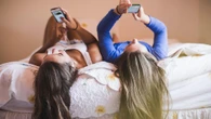 Tra iperconnessione e social jet-lag, estate “fragile” degli adolescenti