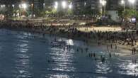 Il caldo spinge i brasiliani sulle spiagge di Rio per rinfrescarsi di notte