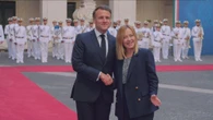 Macron a Palazzo Chigi per l'incontro della distensione con Meloni: sorrisi e strette di mano