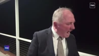 "Siediti!". Il profondo imbarazzo del politico che sgrida il suo cane durante la diretta