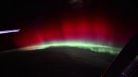 Bagliori scarlatti nello spazio: l’astronauta Pettit immortala una rara aurora rossa dalla ISS