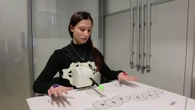 Il braccio robotico indossabile che si controlla con gli occhi e la respirazione 