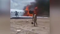 Congo. Aereo finisce fuori pista e prende fuoco: la fuga dal velivolo in fiamme