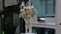 Tendini, muscoli, ossa, legamenti: la mano robotica stampata in 3D fa impressione