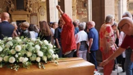 Migliaia, tra gente comune e artisti, in fila a Bologna per rendere omaggio a Stefano Benni