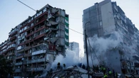 Missili e droni russi su Kiev, almeno 21 morti. Tre sono bambini