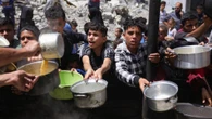 Raid notturni sulla Striscia, altri 60 morti. Dopo oltre 2 mesi ripartono gli aiuti a Gaza
