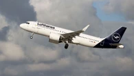 Copilota sviene mentre l'altro è in bagno: aereo Lufthansa vola 10 minuti senza nessuno ai comandi