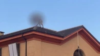 Genova, detenuto sale sul tetto del carcere per protesta e lancia tegole in strada