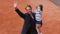 Il piccolo Nadal batte il cinque alle leggende del tennis