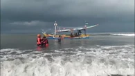 Bali, si recuperano i corpi dei dispersi dopo l'affondamento del traghetto
