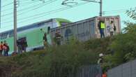 Milano, il momento dell'impatto tra il treno e il container caduto sui binari