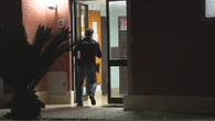 Roma, accoltella la moglie e si barrica in casa: l'arrivo della polizia