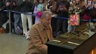 Jeff Goldblum suona il piano a sorpresa in una stazione di Londra. E celebra l'uscita di "Wicked" 