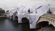 Parigi, la “caverna” sul Pont Neuf squarciata dal vento: rinviata l'apertura