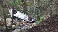 L'auto precipita nella scarpata per 10 metri, mentre andavano a una festa di laurea