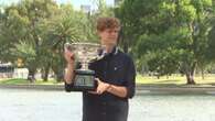 Sinner posa col suo secondo trofeo agli Australian Open: 