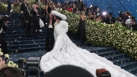 Diana Ross incanta con lo strascico lungo sei metri coi nomi dei figli e dei nipoti