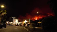 Incendi nel trapanese, il fronte di fuoco verso San Vito Lo Capo: il video notturno