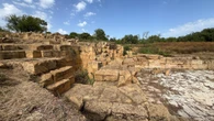 Akragas: Agorà su terrazze con fontane e teatro, fuori le mura il quartiere artigianale più antico