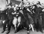 Souvenez-vous en 1965, les Beatles intégrés dans l’Ordre de l’Empire britannique par la reine Elizabeth II