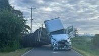 VIDEO. Le camion se renverse sur la route, 250 millions d’abeilles s’échappent dans la nature