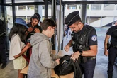 Fouilles des sacs des élèves dans un collège de Bordeaux : « C’est un peu stressant, mais avec ce qui est arrivé, je comprends »