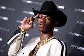 Le rappeur américain Lil Nas X arrêté défilant dans les rues de Los Angeles en slip et santiags
