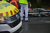 Elle prend place sur le capot de la voiture, son amie qui n’a pas le permis accélère, lui fait perdre l’équilibre et l’écrase contre un muret