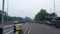 Massa Habib Rizieq Bentrok dengan Polisi, Flyover Penggilingan Ditutup
