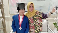 7 Momen Gavrel Adik Angkat Nagita Slavina Lulus SD, Gaya Cueknya Gemesin!