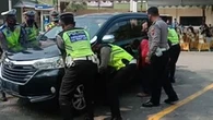 Viral Polisi Ramai-ramai Gotong Toyota Avanza, Bobotnya Tembus 1.000 Kg
