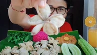 Mukbang Unik, Wanita Ini Santap Keripik Bunga Kamboja