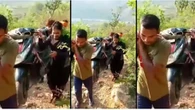 Akses Jalan Buruk, Warga Gotong Royong Panggul Motor Yamaha Sejauh 8 Kilometer!