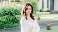 8 Potret Dhena Devanka, Istri Jonathan Frizzy yang Disebut Cemburuan